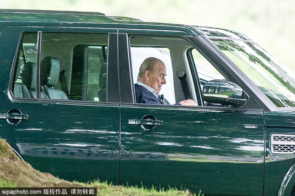 英國霍普頓四輪馬車賽激烈上演 菲利普親王坐車中悠閑觀賽