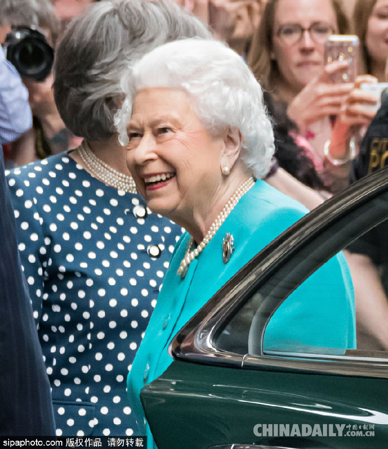 英國(guó)女王伊麗莎白二世穿碎花裙亮相萌萌噠