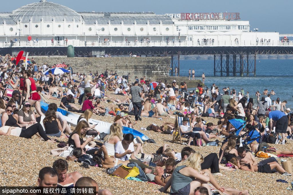 英國布萊頓民眾扎堆海灘 享受夏日時光