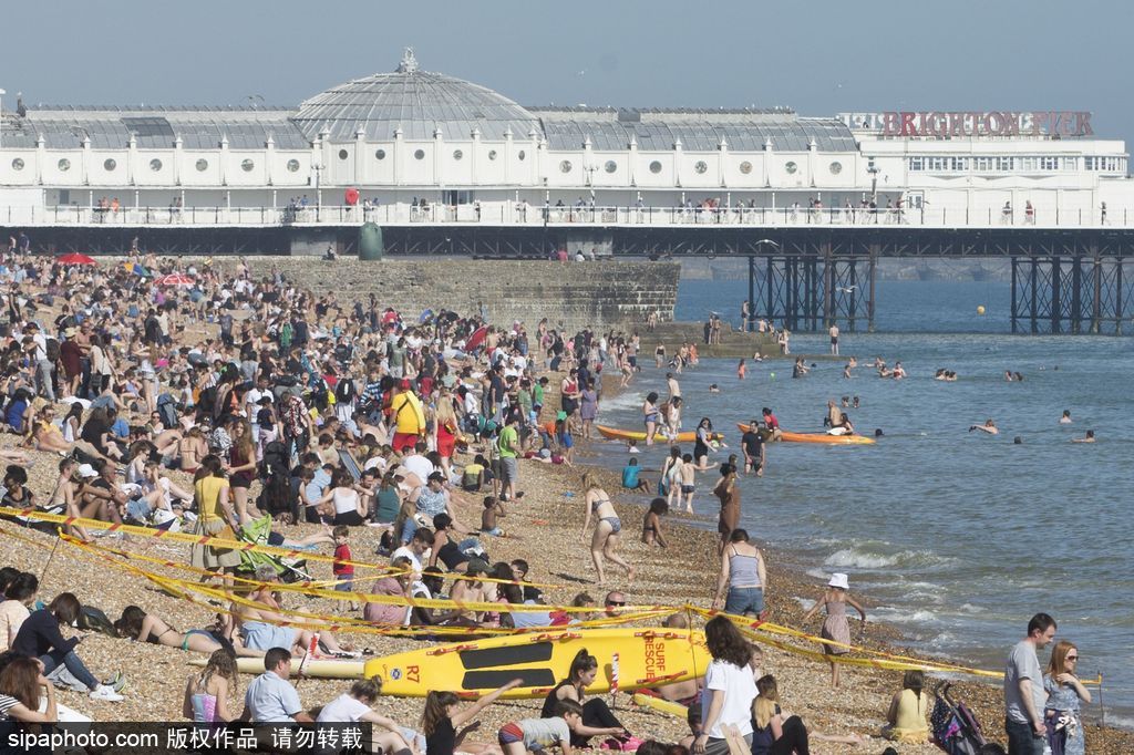 英國布萊頓民眾扎堆海灘 享受夏日時光