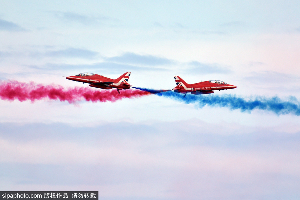 2017英國托貝航展開幕 “紅箭”飛行表演隊空中炫技