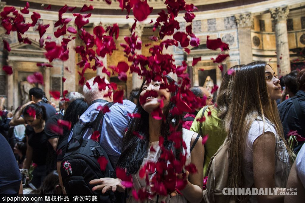 意大利萬(wàn)神廟五旬節(jié)彌撒 揮灑玫瑰花瓣浪漫絕美