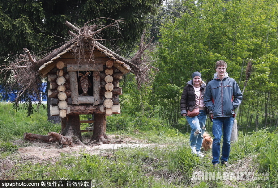 俄羅斯莫斯科舉行首屆根雕藝術(shù)節(jié) 形態(tài)各異