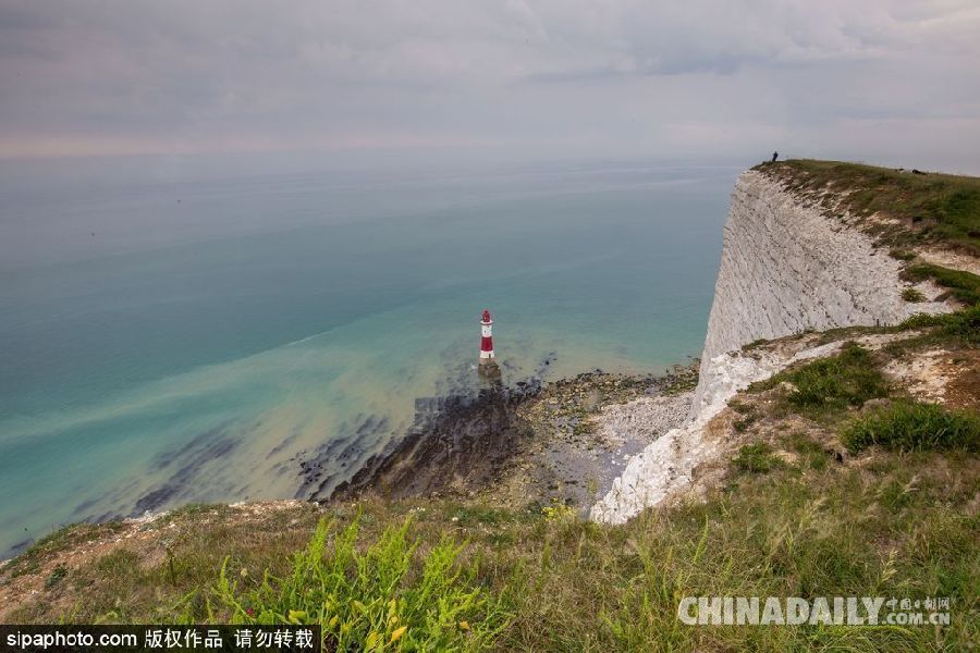 英國(guó)南部海岸迎最佳旅游季 碧海云天妝點(diǎn)最美海角