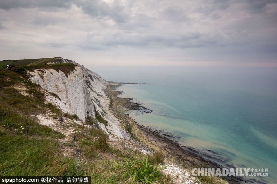 英國南部海岸迎最佳旅游季 碧海云天妝點(diǎn)最美海角