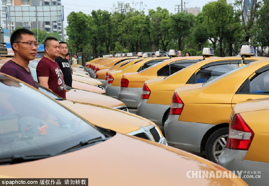 江蘇南通：百輛免費(fèi)接送考生 “愛(ài)心助考車(chē)”整裝待發(fā)