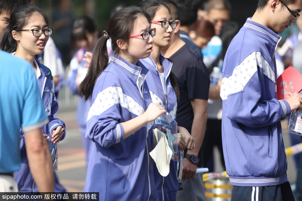 高考第一天 實拍北京考點外準備考試的學生