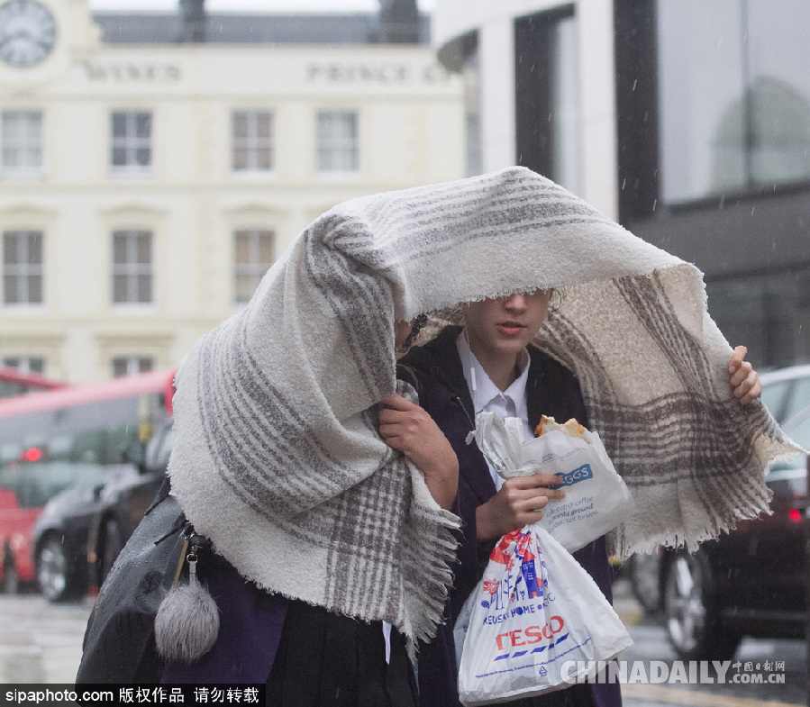 英國倫敦雨天狂風(fēng)大作 民眾出行雨傘被吹翻