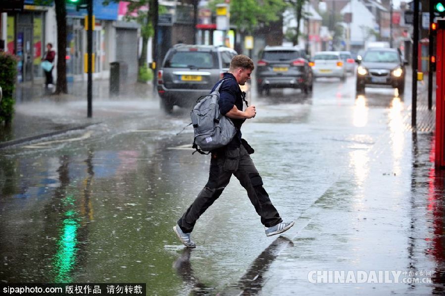 英國倫敦雨天狂風大作 民眾出行雨傘被吹翻