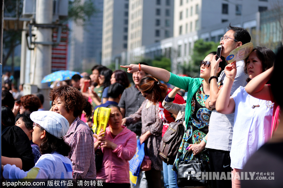 可憐天下父母心 沈陽(yáng)考場(chǎng)外家長(zhǎng)頂烈日踩廢棄電線(xiàn)桿翹首以盼