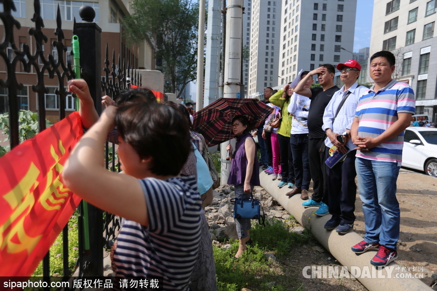 可憐天下父母心 沈陽考場(chǎng)外家長(zhǎng)頂烈日踩廢棄電線桿翹首以盼