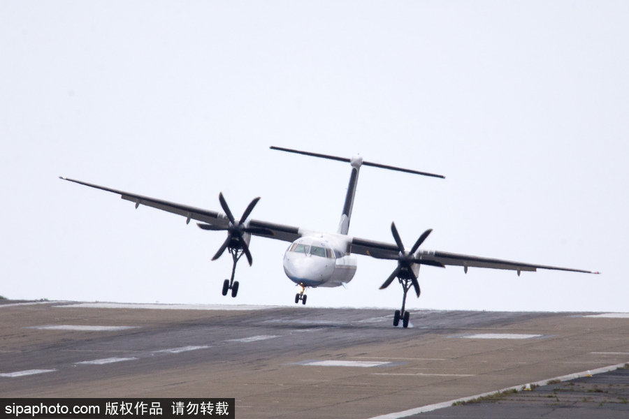 英國利茲遭遇大風 飛機在狂風中“左搖右擺”艱難降落