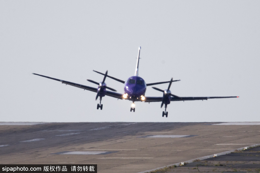 英國利茲遭遇大風(fēng) 飛機在狂風(fēng)中“左搖右擺”艱難降落