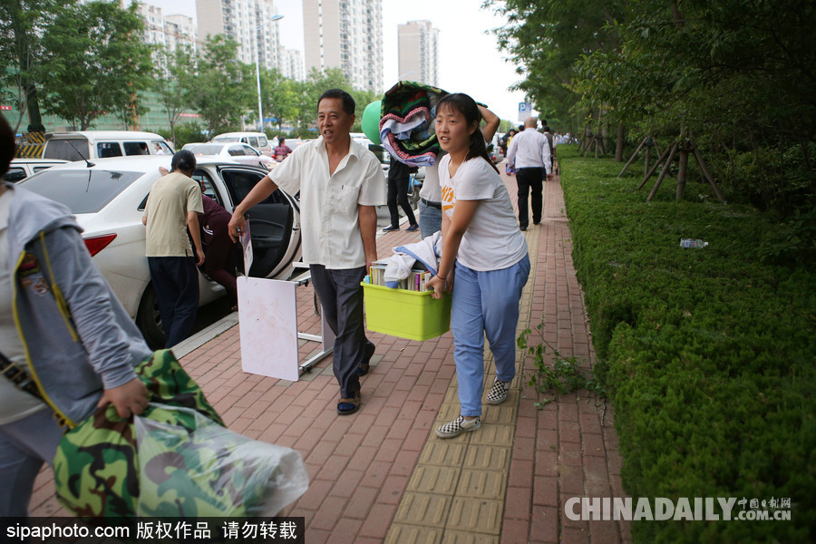 山東濱州：高考住宿生搬離宿舍場面 壯觀不輸春運(yùn)