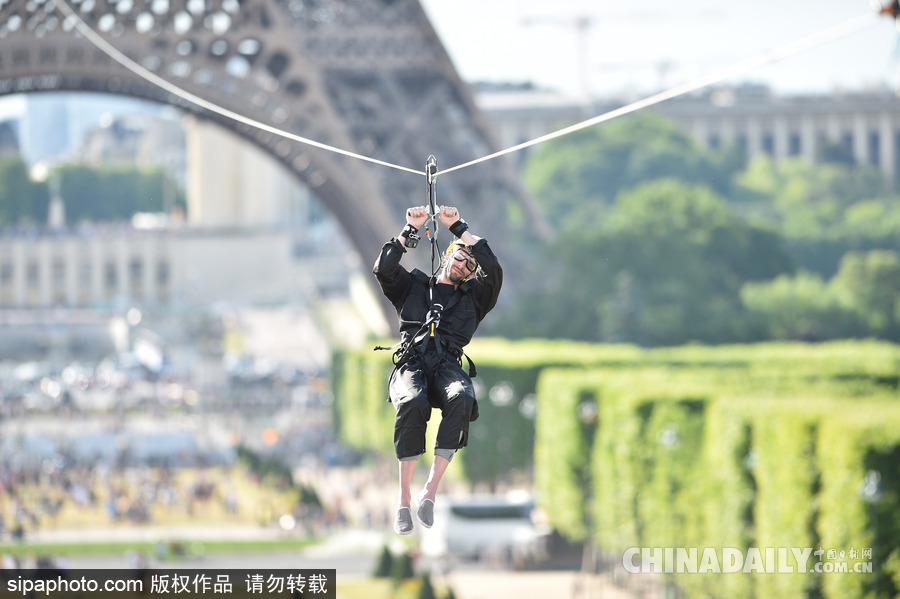 不僅是游泳冠軍更是溜索高手 法國游泳名將拉庫爾埃菲爾鐵塔上演空中溜索