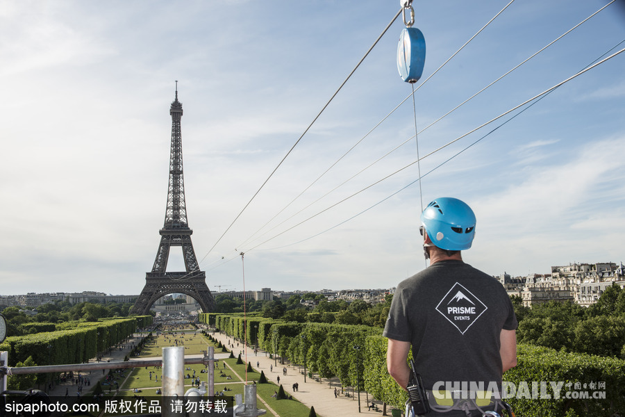 不僅是游泳冠軍更是溜索高手 法國游泳名將拉庫爾埃菲爾鐵塔上演空中溜索