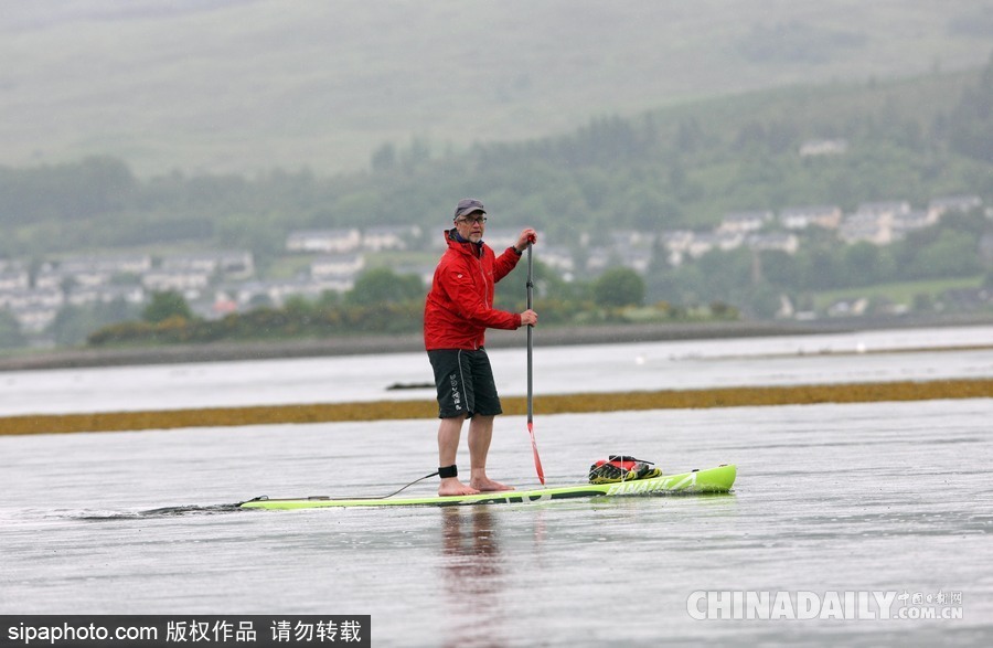 生活真是愜意！英國(guó)一男子每天劃船上班