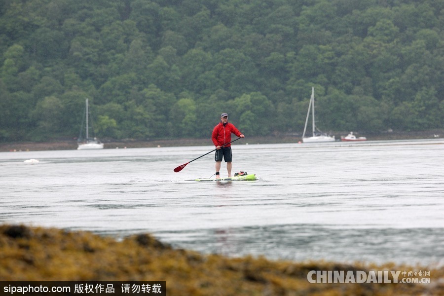 生活真是愜意！英國(guó)一男子每天劃船上班