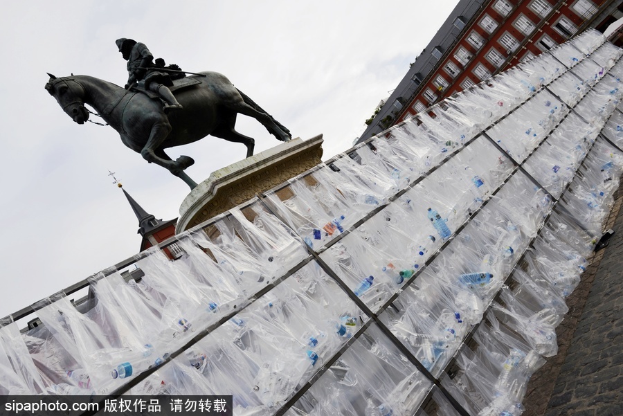 西班牙廢棄物“城堡” 藝術(shù)家用廢棄塑料袋瓶子打造街頭裝置