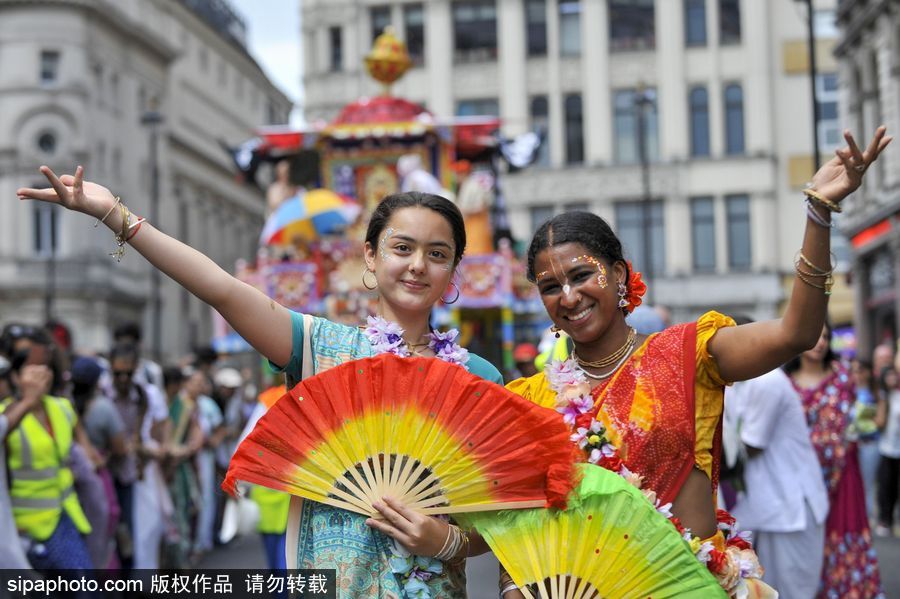 英國(guó)倫敦慶祝倫敦壇車節(jié) 民眾一路載歌載舞