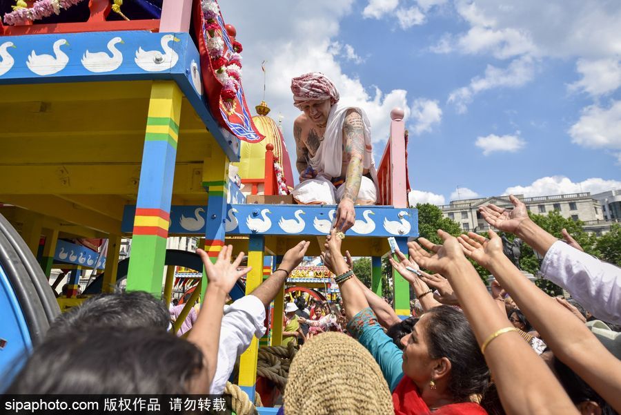 英國(guó)倫敦慶祝倫敦壇車節(jié) 民眾一路載歌載舞