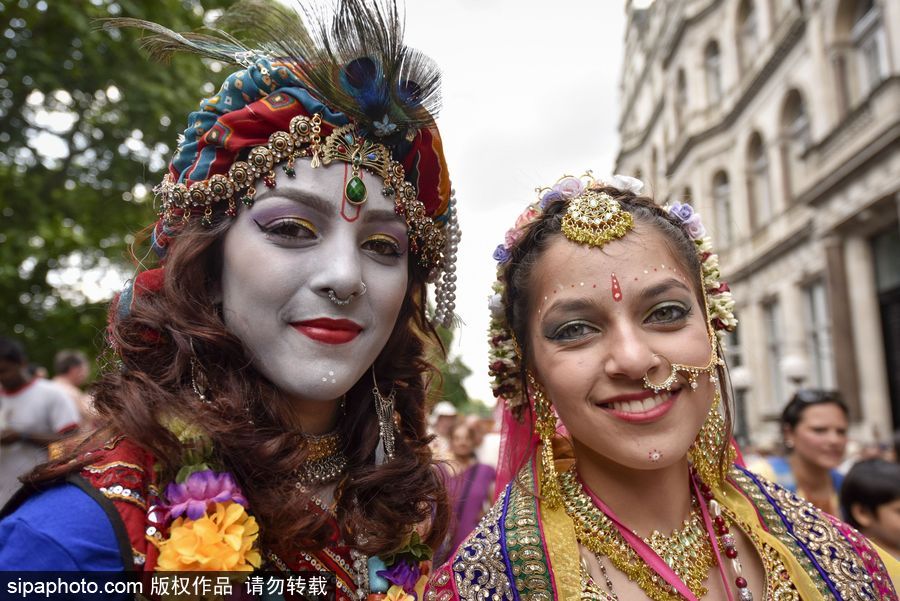 英國倫敦慶祝倫敦壇車節(jié) 民眾一路載歌載舞