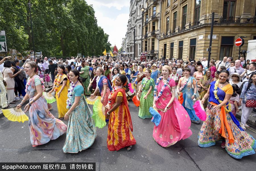 英國倫敦慶祝倫敦壇車節(jié) 民眾一路載歌載舞