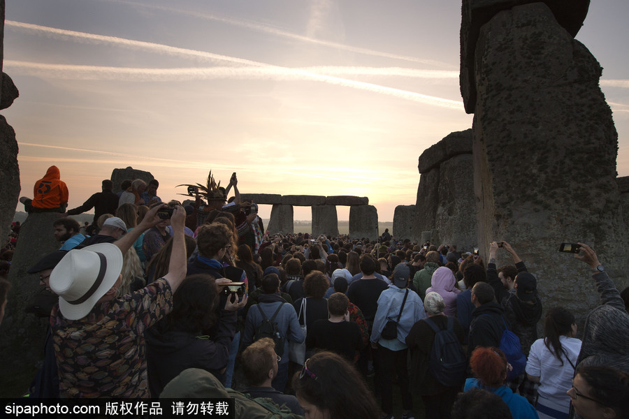 英國民眾聚集史前巨石陣 慶祝夏至日到來