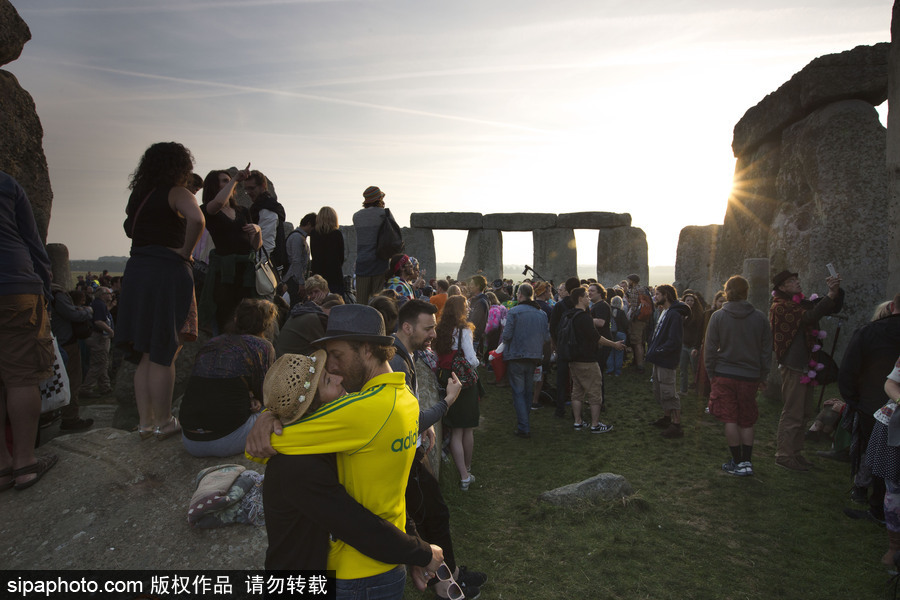 英國(guó)民眾聚集史前巨石陣 慶祝夏至日到來