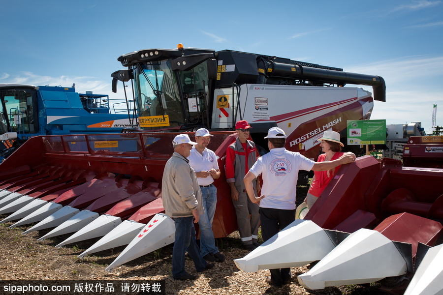 俄羅斯舉行耕地大賽 大馬力巨型拖拉機亮相令人驚嘆