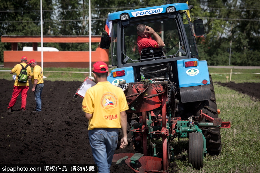 俄羅斯舉行耕地大賽 大馬力巨型拖拉機(jī)亮相令人驚嘆