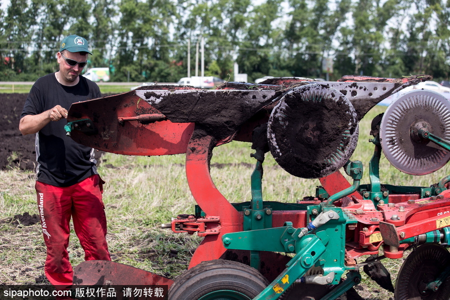 俄羅斯舉行耕地大賽 大馬力巨型拖拉機亮相令人驚嘆