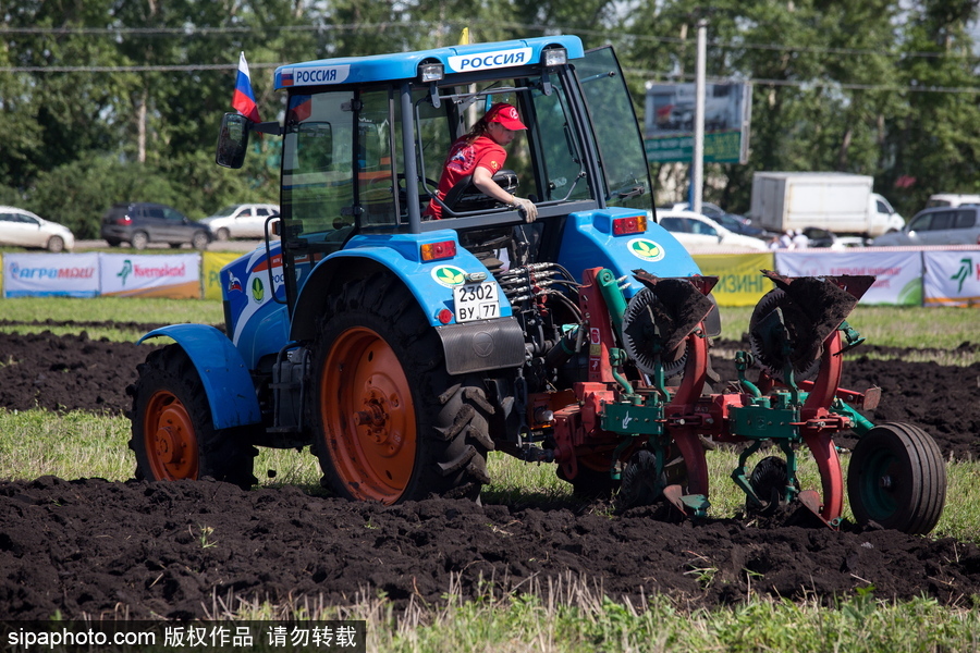 俄羅斯舉行耕地大賽 大馬力巨型拖拉機(jī)亮相令人驚嘆