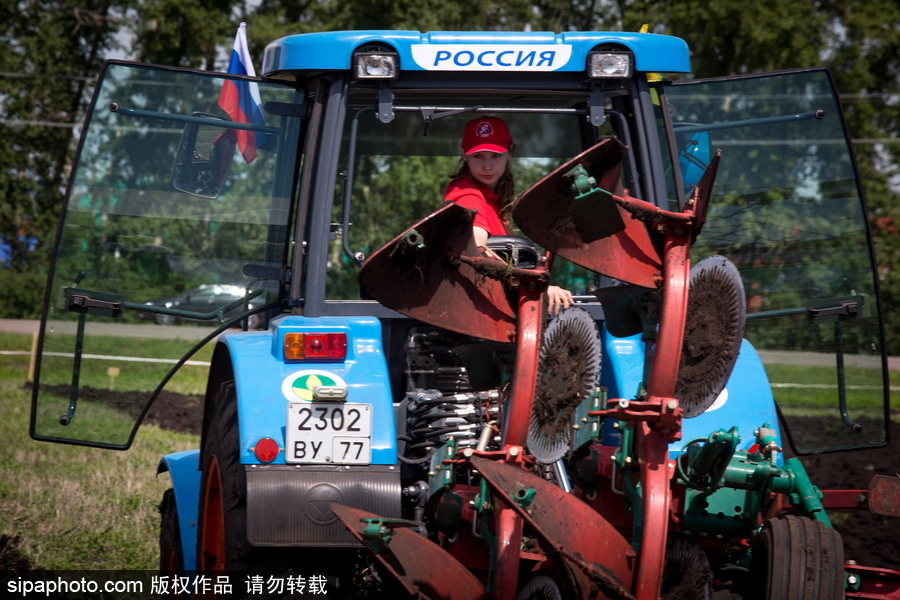 俄羅斯舉行耕地大賽 大馬力巨型拖拉機(jī)亮相令人驚嘆