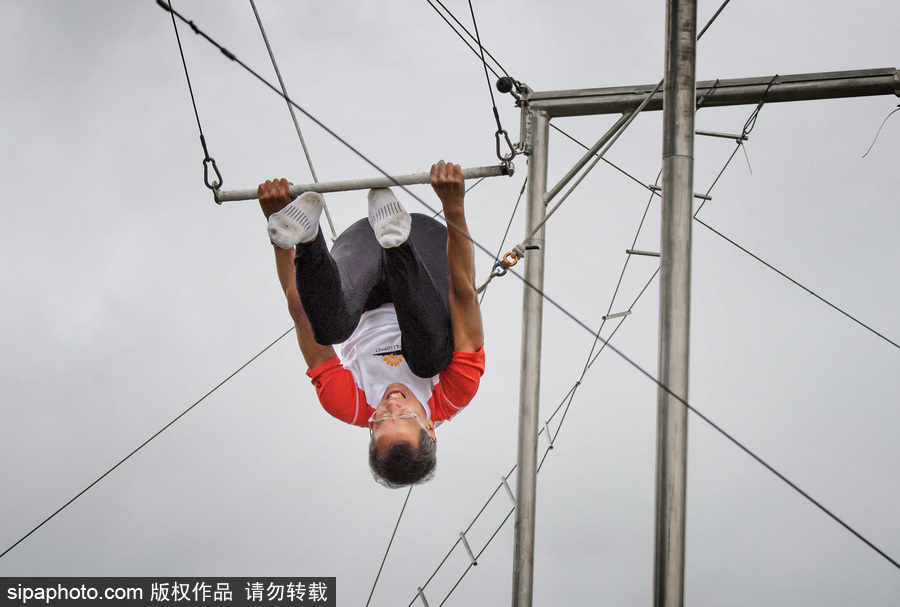 想成為空中飛人嗎？美國圣克羅伊島開設高空秋千訓練營