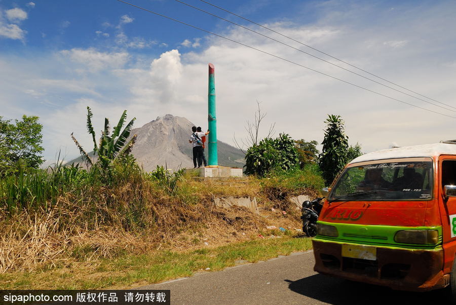 心態(tài)好！錫納朋火山熔巖量持續(xù)增加 居民淡然生活