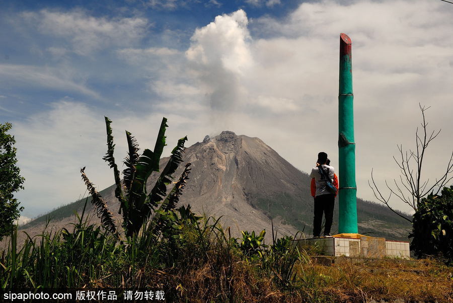 心態(tài)好！錫納朋火山熔巖量持續(xù)增加 居民淡然生活