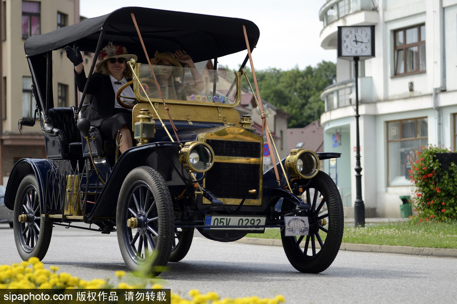 捷克舉行古董車游行 民眾身著復(fù)古服裝穿行街道