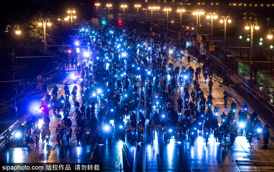 似螢火蟲“星火點點” 莫斯科夜間騎行活動點亮城市夜色