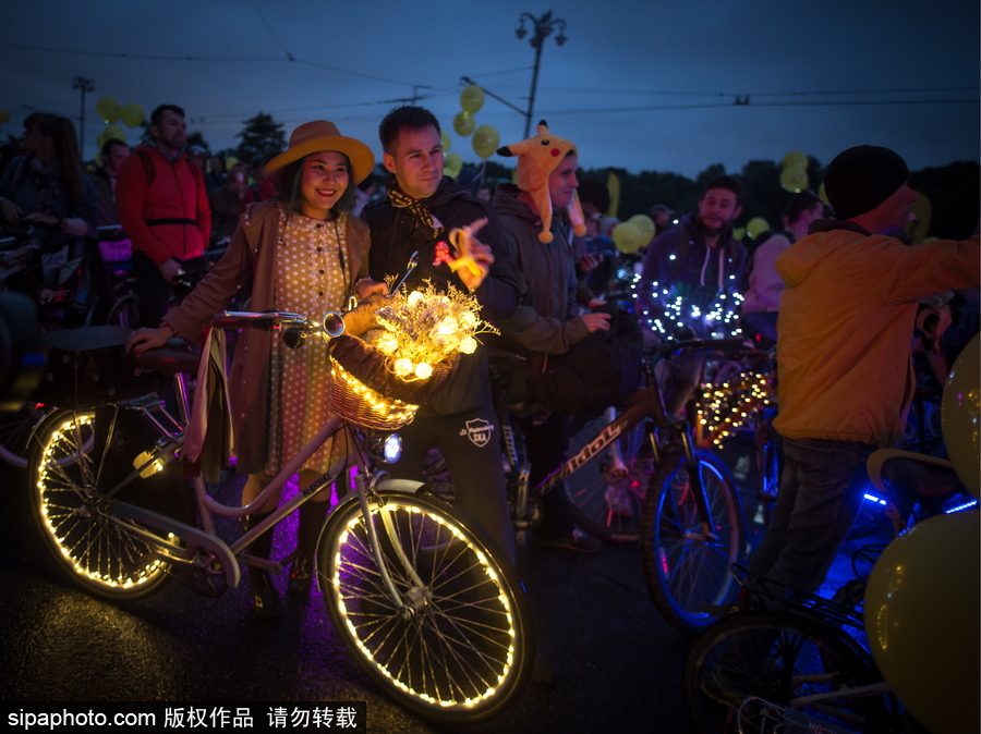 似螢火蟲“星火點點” 莫斯科夜間騎行活動點亮城市夜色