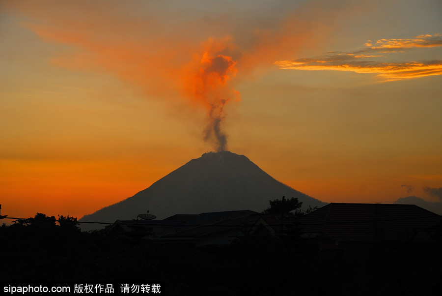 印尼錫納朋火山持續(xù)噴發(fā) 日暮時分火光沖天染紅天際