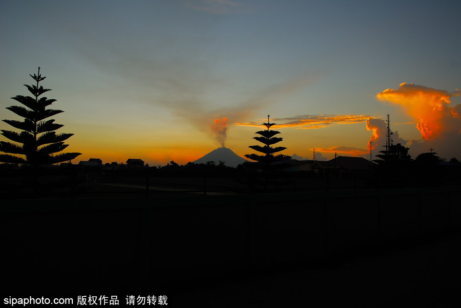 印尼錫納朋火山持續(xù)噴發(fā) 日暮時分火光沖天染紅天際