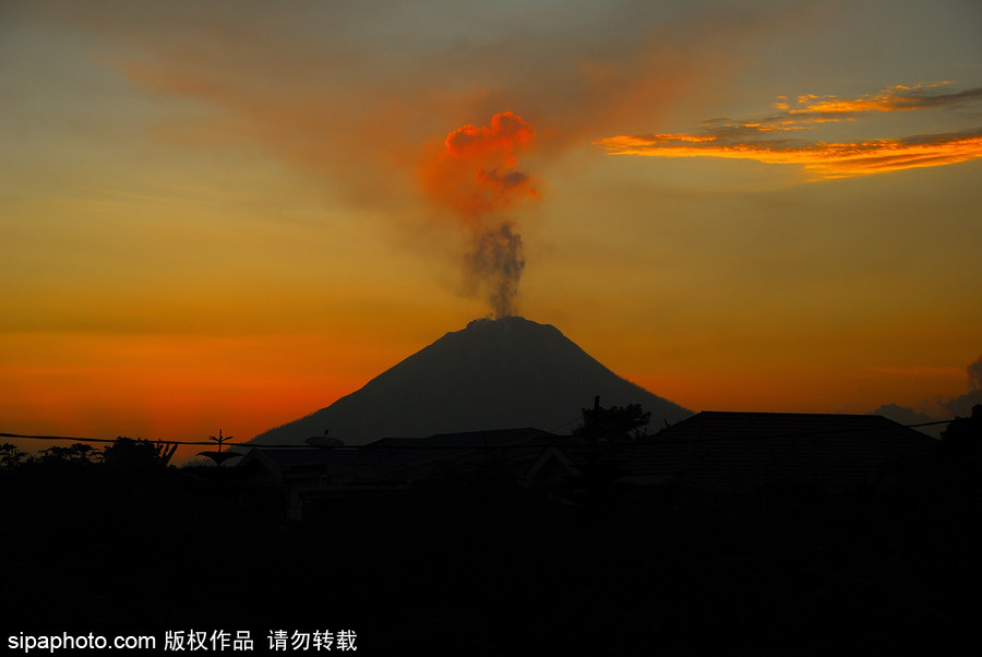 印尼錫納朋火山持續(xù)噴發(fā) 日暮時分火光沖天染紅天際