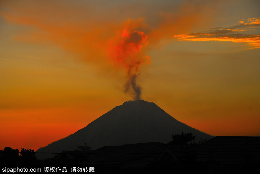 印尼錫納朋火山持續(xù)噴發(fā) 日暮時分火光沖天染紅天際