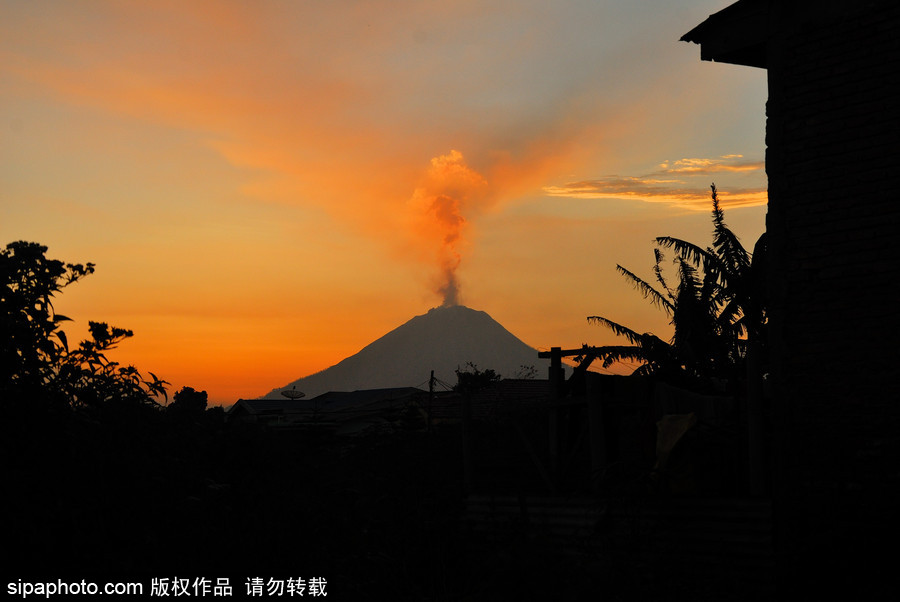 印尼錫納朋火山持續(xù)噴發(fā) 日暮時(shí)分火光沖天染紅天際