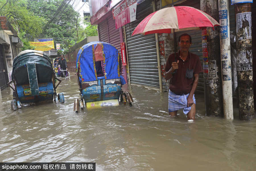 孟加拉國暴雨導(dǎo)致洪水泛濫 街頭交通癱瘓