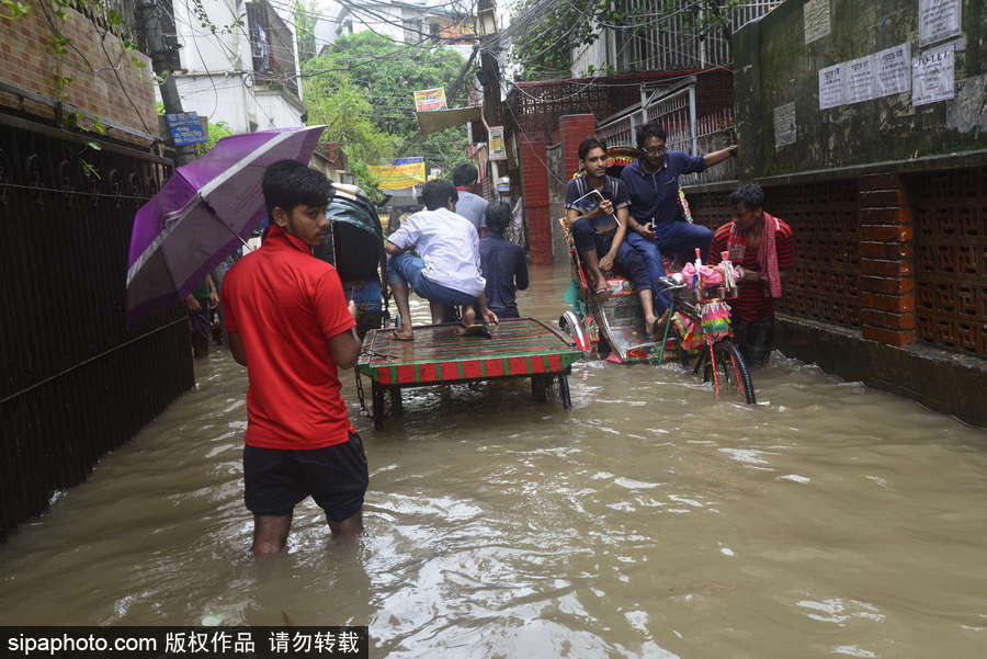 孟加拉國暴雨導致洪水泛濫 街頭交通癱瘓