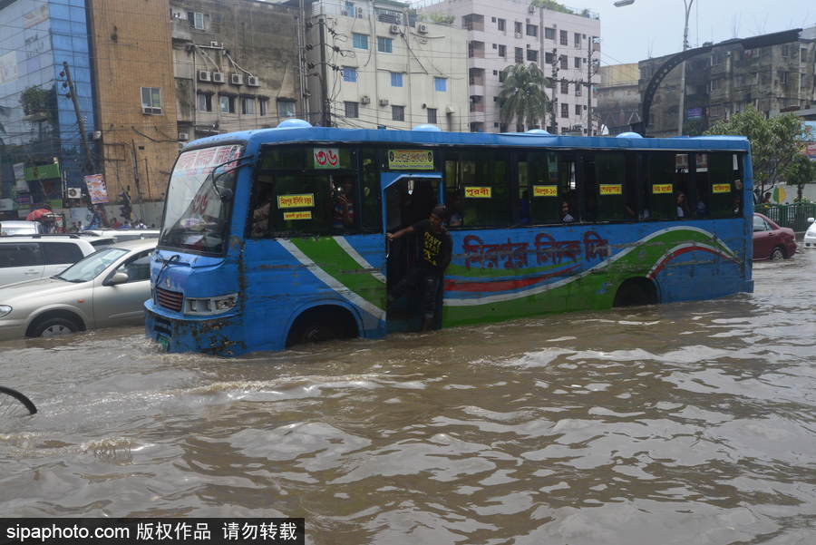 孟加拉國(guó)暴雨導(dǎo)致洪水泛濫 街頭交通癱瘓