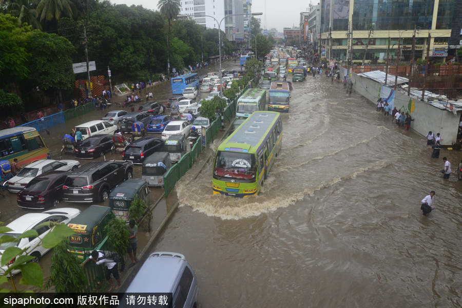 孟加拉國暴雨導致洪水泛濫 街頭交通癱瘓