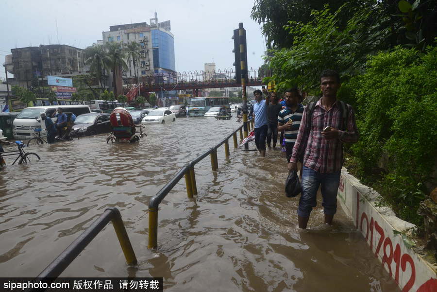 孟加拉國(guó)暴雨導(dǎo)致洪水泛濫 街頭交通癱瘓